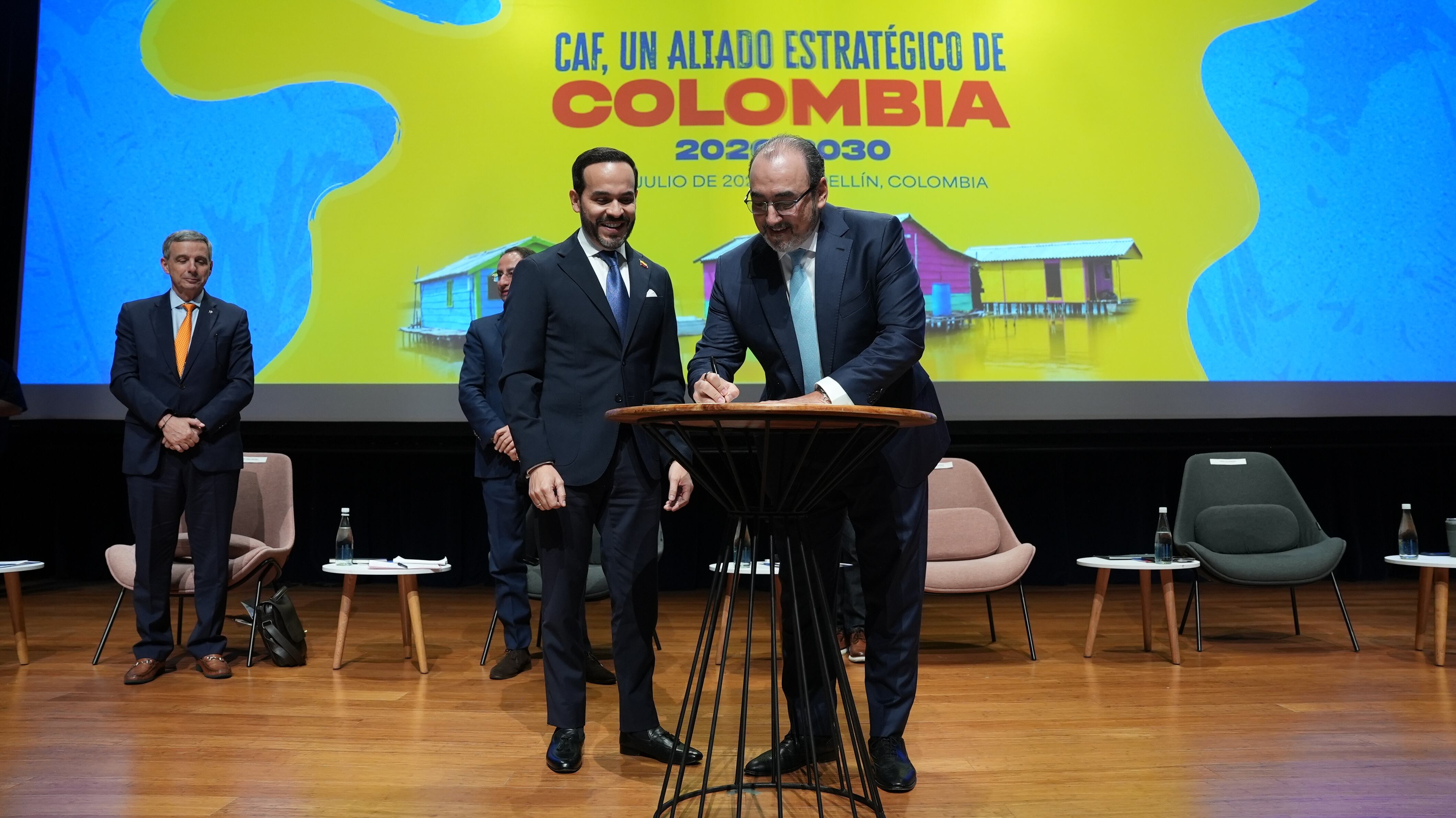 Presidente electo Abelardo De La Espriella y el presidente ejecutivo de la CAF, Sergio Díaz Granados, firmaron acuerdo para el gobierno 2026-2030.