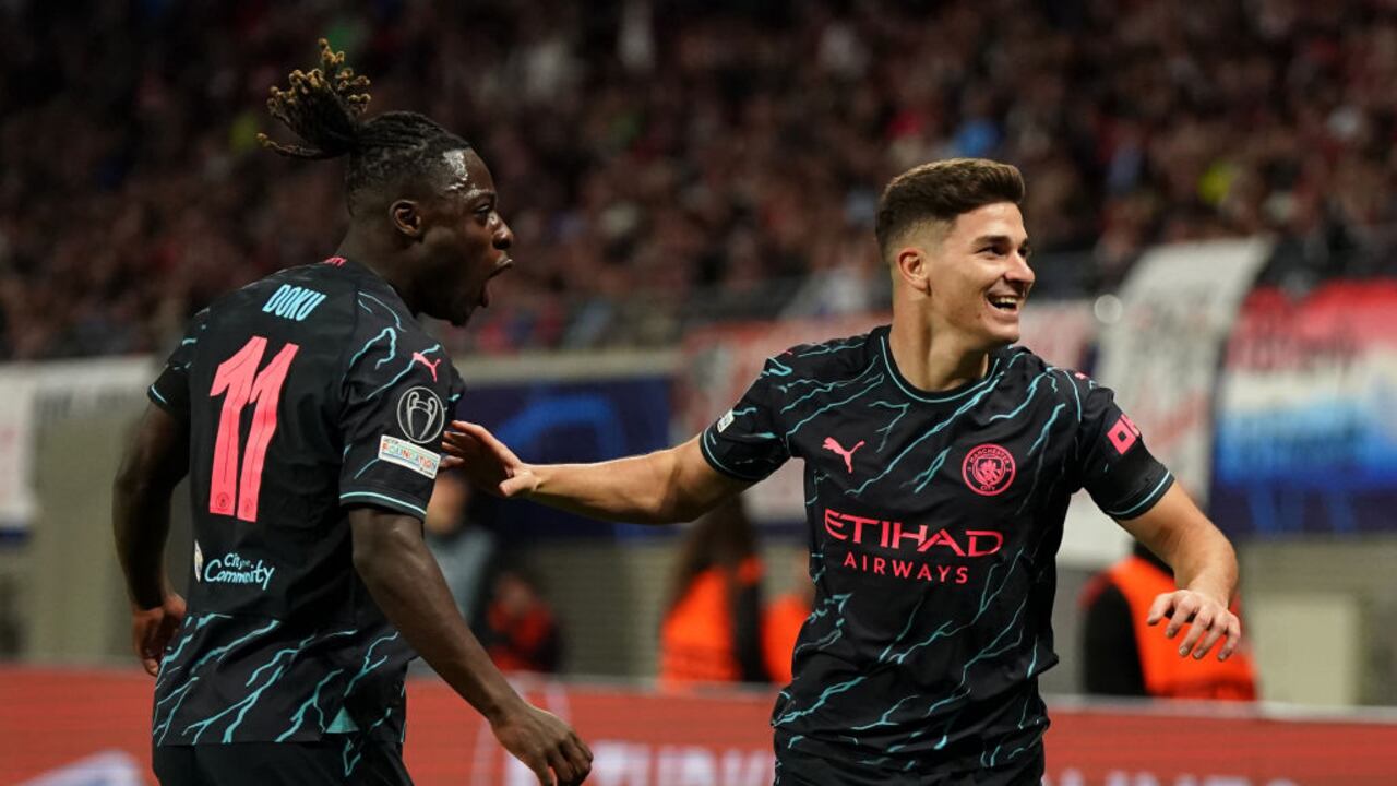 Julián Álvarez y Jeremy Doku, héroes para el Manchester City en su victoria ante Leipzig