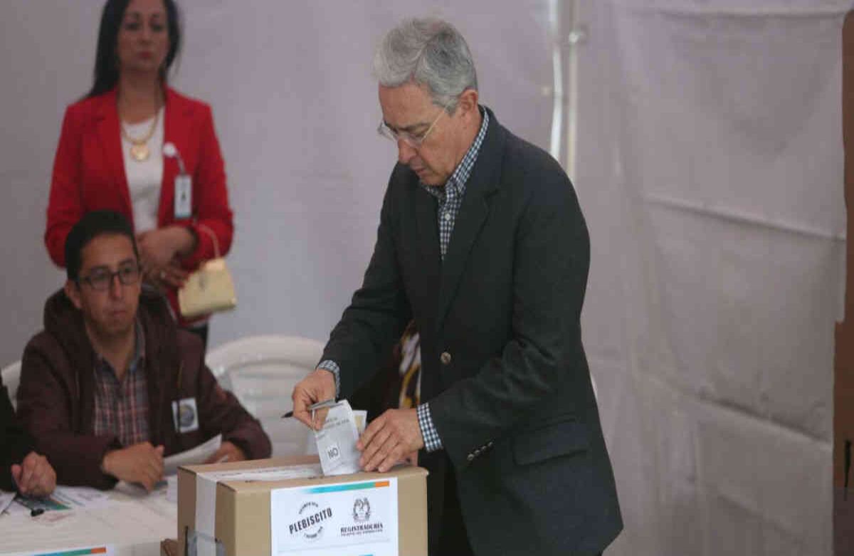 El expresidente Álvaro Uribe votó y cuestionó los acuerdos entre el Gobierno y las FARC públicamente. Foto: Esteban Vega / SEMANA.