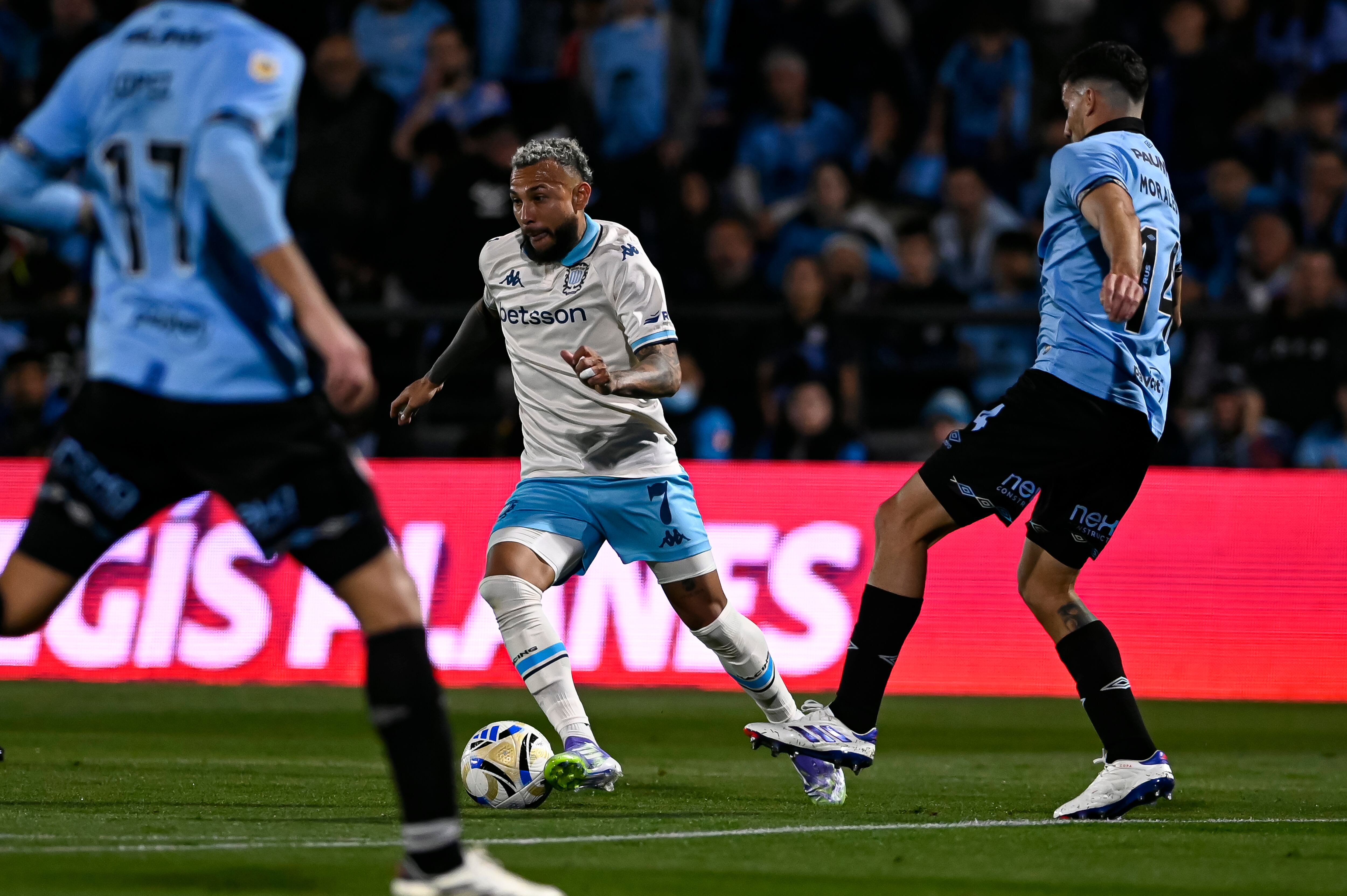 CORDOBA, ARGENTINA - JULY 20: Duvan Vergara of Racing Club controls the ball during a Torneo Clausura Betano 2025 game against Belgrano at Julio Cesar Villagra Stadium on July 20, 2025 in Cordoba, Argentina. (Photo by Cesar Heredia/Getty Images)