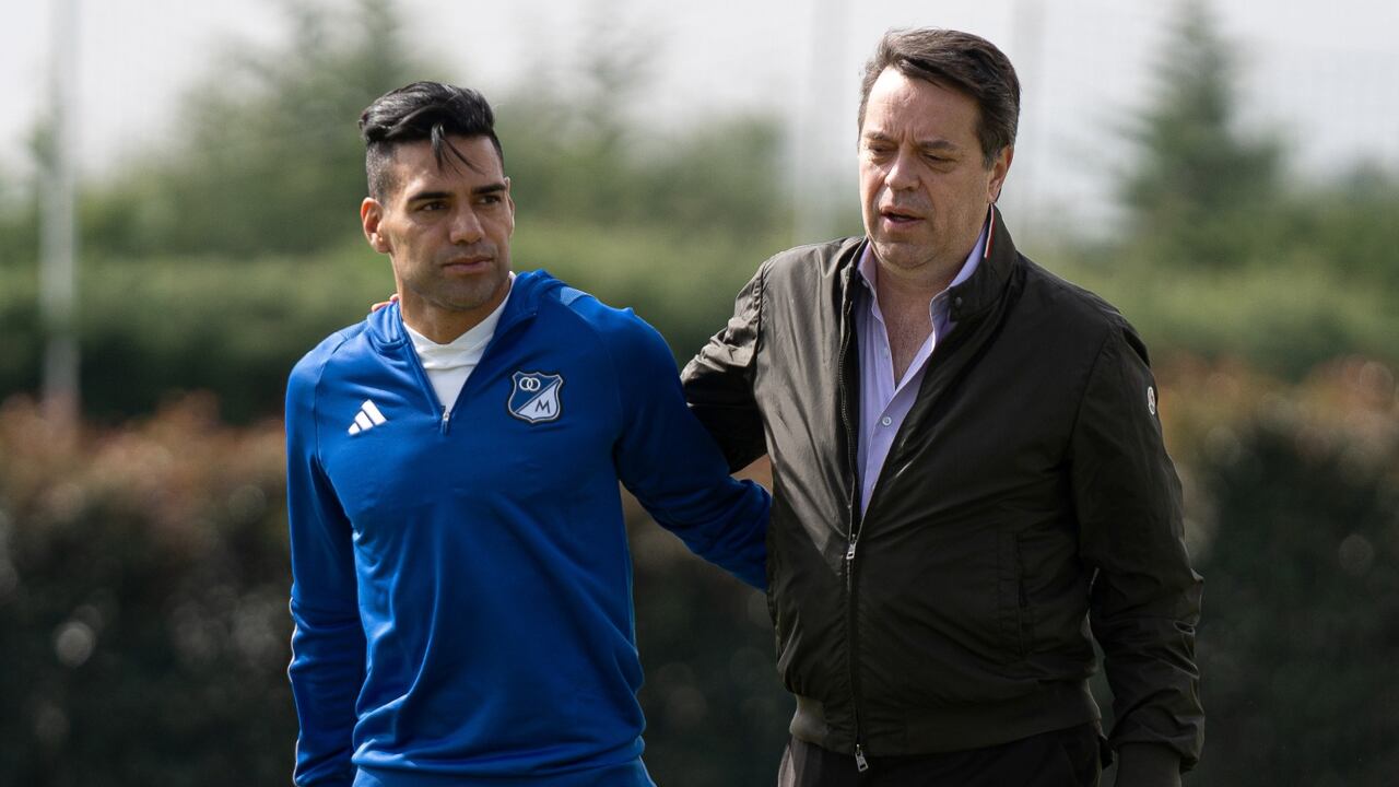 Falcao García en un saludo con Gustavo Serpa en Millonarios