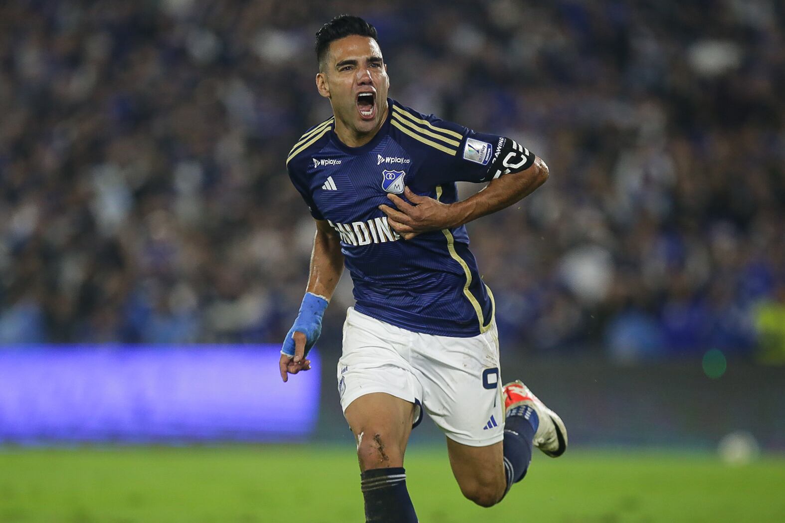 Radamel Falcao García celebra su primer gol con Millonarios en el estadio Nemesio Camacho El Campín de Bogotá.