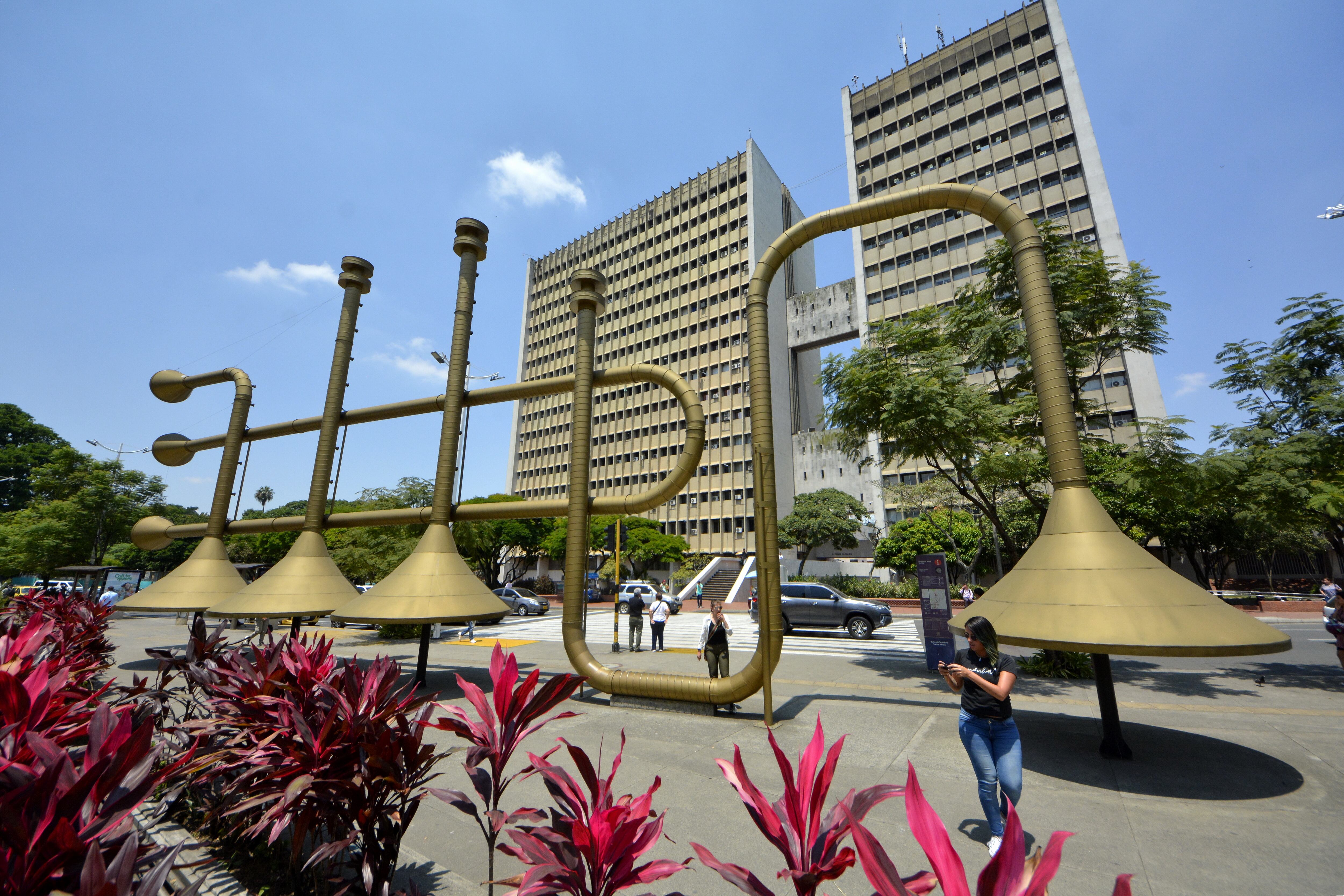 Este es monumento de La Trompeta ubicado en la Plazoleta Jairo Varela en el centro de Cali, frente al CAM.