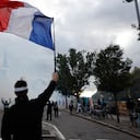Un manifestante sostiene una bandera francesa durante una protesta contra el aumento del costo de vida en Estrasburgo el sábado 24 de octubre.