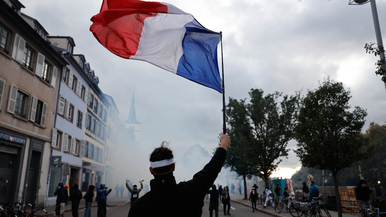 Un manifestante sostiene una bandera francesa durante una protesta contra el aumento del costo de vida en Estrasburgo el sábado 24 de octubre.