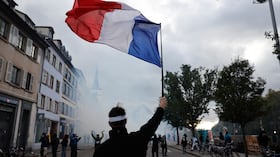 Un manifestante sostiene una bandera francesa durante una protesta contra el aumento del costo de vida en Estrasburgo el sábado 24 de octubre.