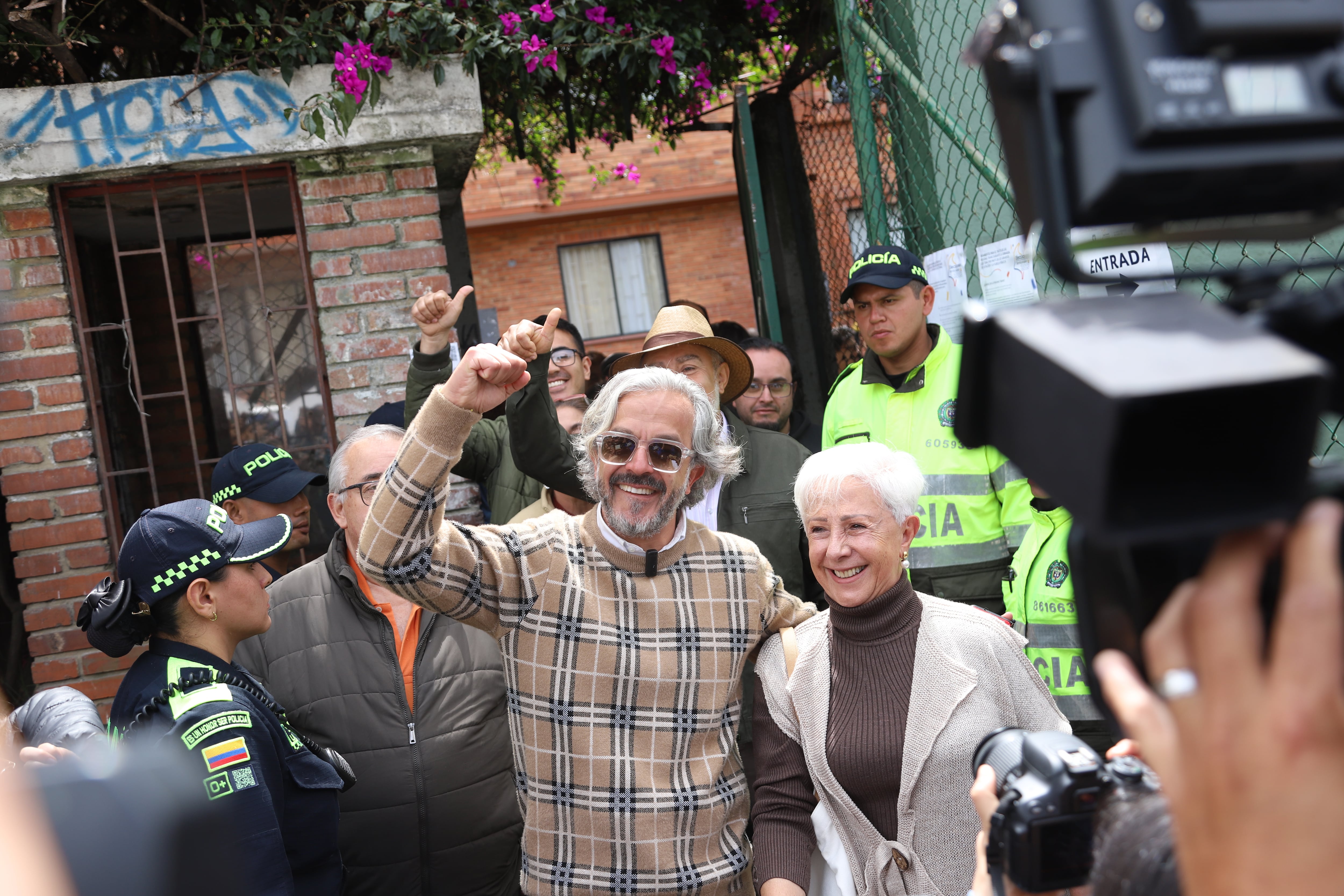 Candidato a la Alcaldía de Bogotá Juan Daniel Oviedo ejerce su derecho al voto