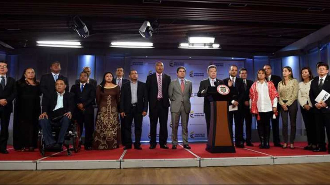 Mesa de trabajo para tratar el tema de la crisis en La Guajira.