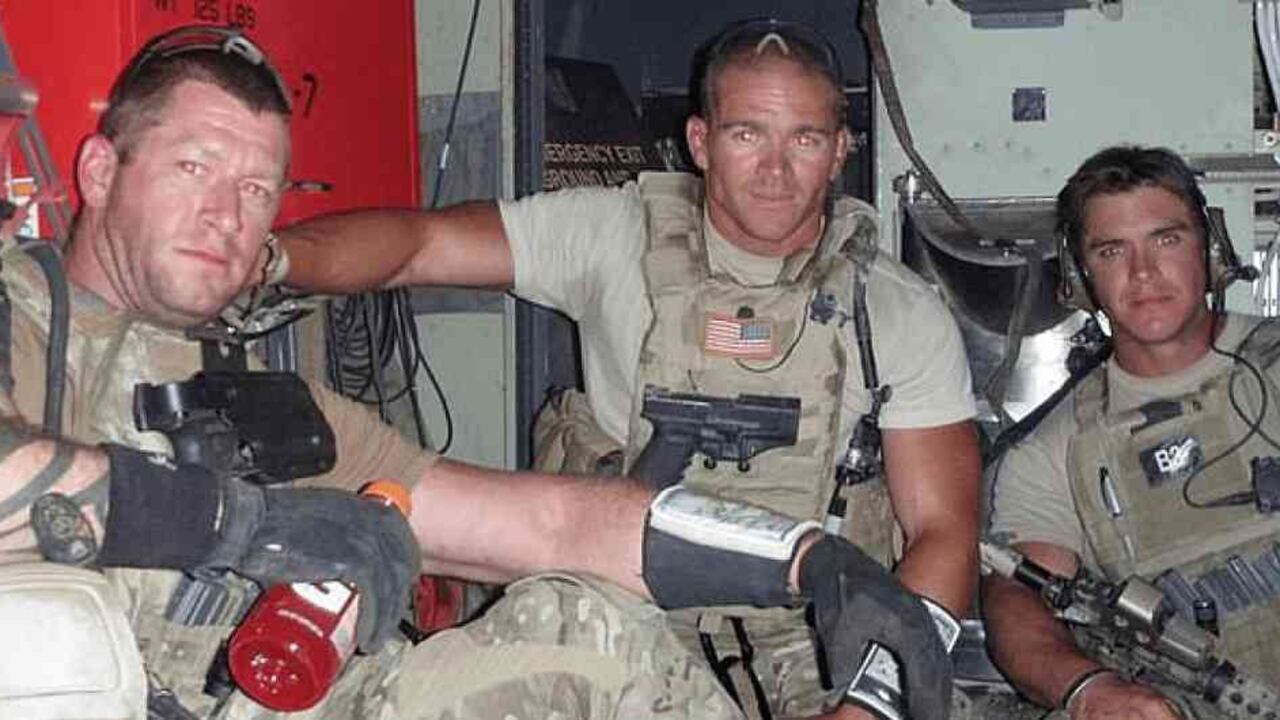 Jordan Goudreau (en el centro de la imagen) prestó servicio en Irak y Afganistán