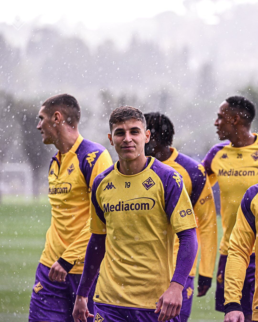 Imágenes del entrenamiento de la Fiorentina donde se ve a Mina en el fondo.