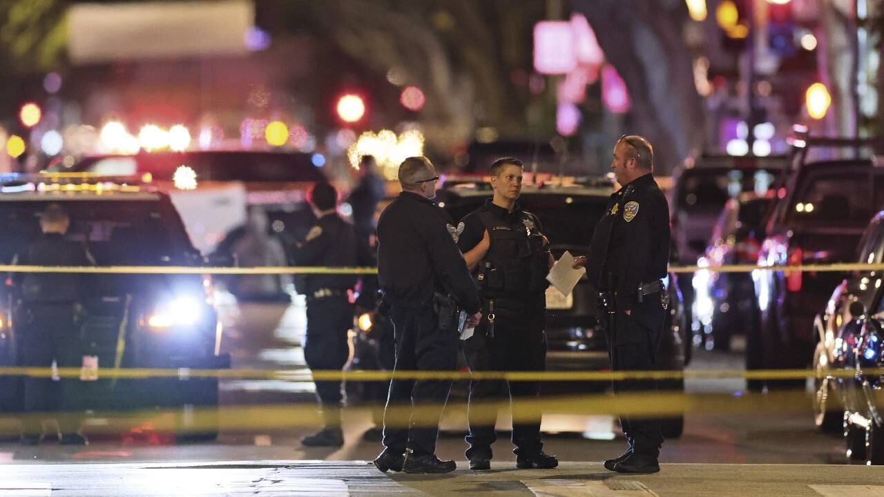 La Policía asegura e investiga la escena de un tiroteo en San Francisco el viernes 9 de junio de 2023.