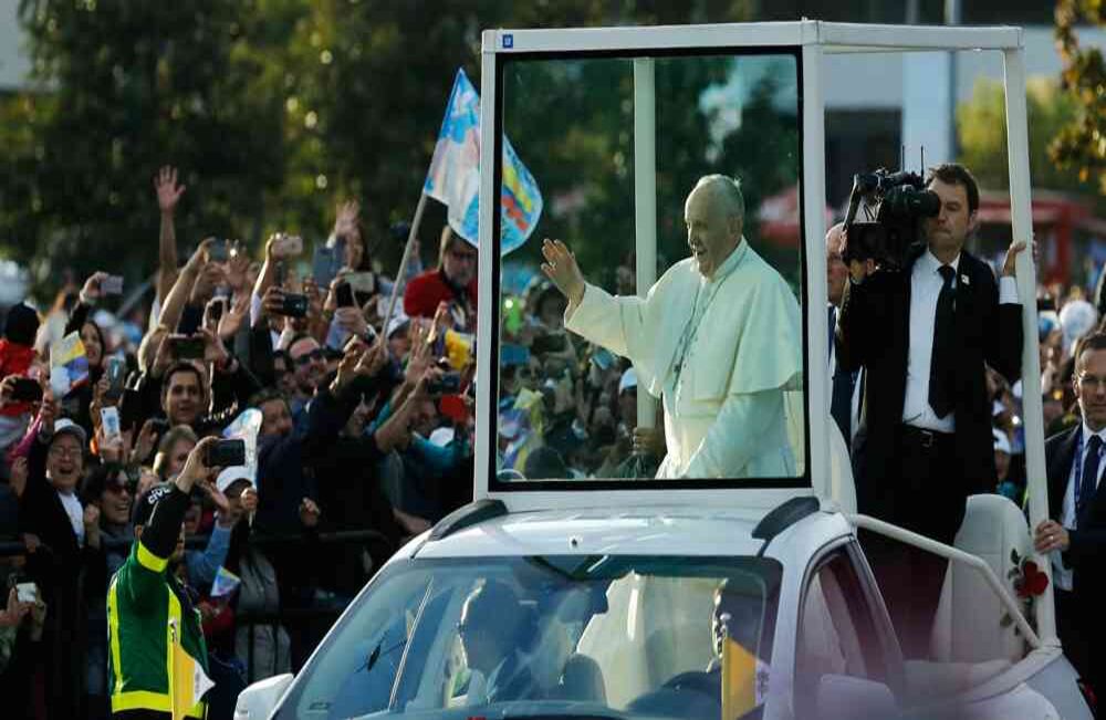 A lo largo de la calle 26 miles de personas se aglomeraron para ver pasar al papa e incluso algunos recibieron su saludo. Foto: Daniel Reina / SEMANA