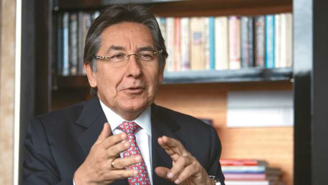 La propuesta de Martínez es buscar un equilibrio entre la efectividad de la estrategia aérea y la minimización del daño ambiental, probablemente mediante el uso de un químico distinto al glifosato.