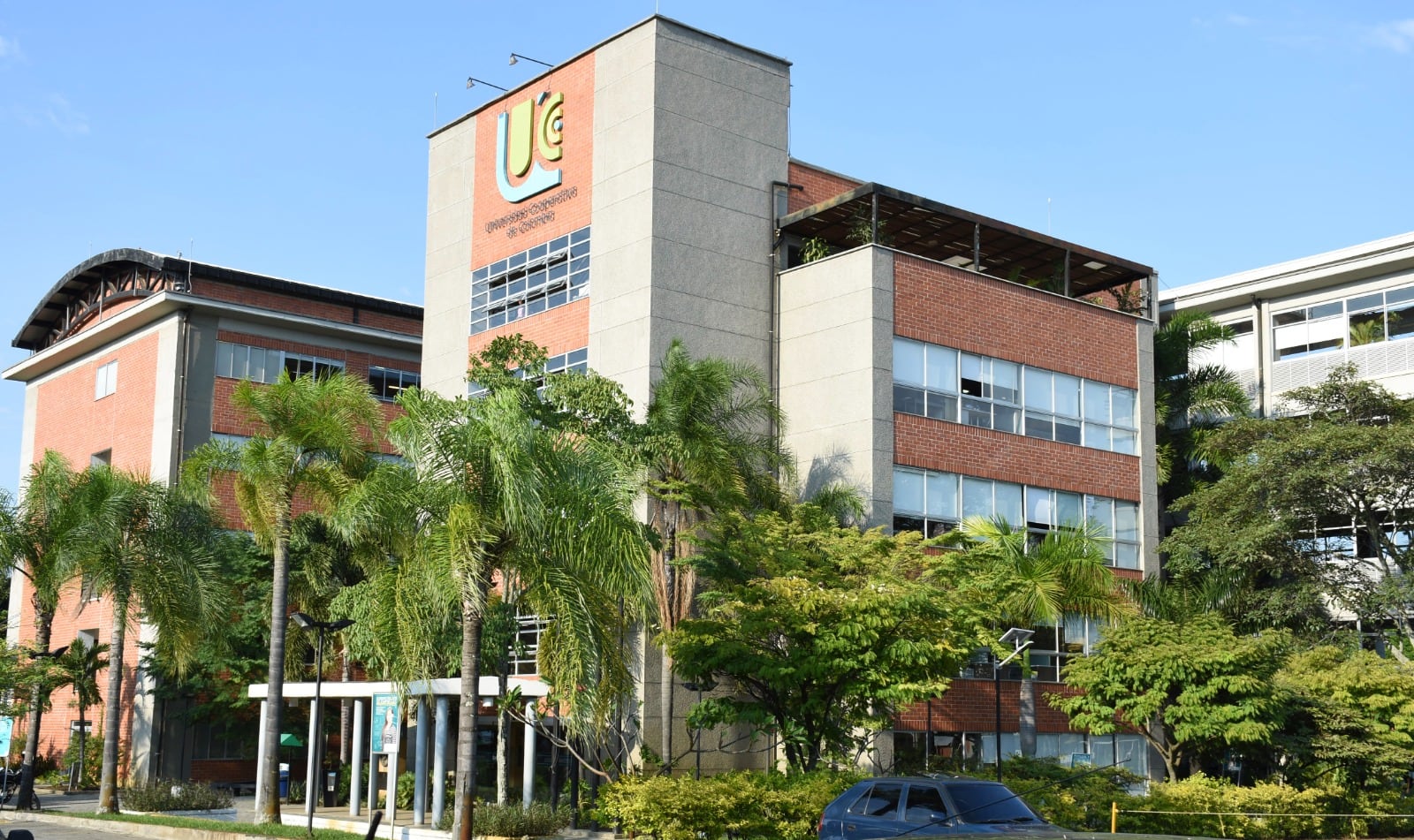 Estudiar un posgrado es una inversión en tu futuro 💡🔝 La UCC te brinda educación de calidad y herramientas para potenciar tu competitividad. ¡Infórmate hoy!