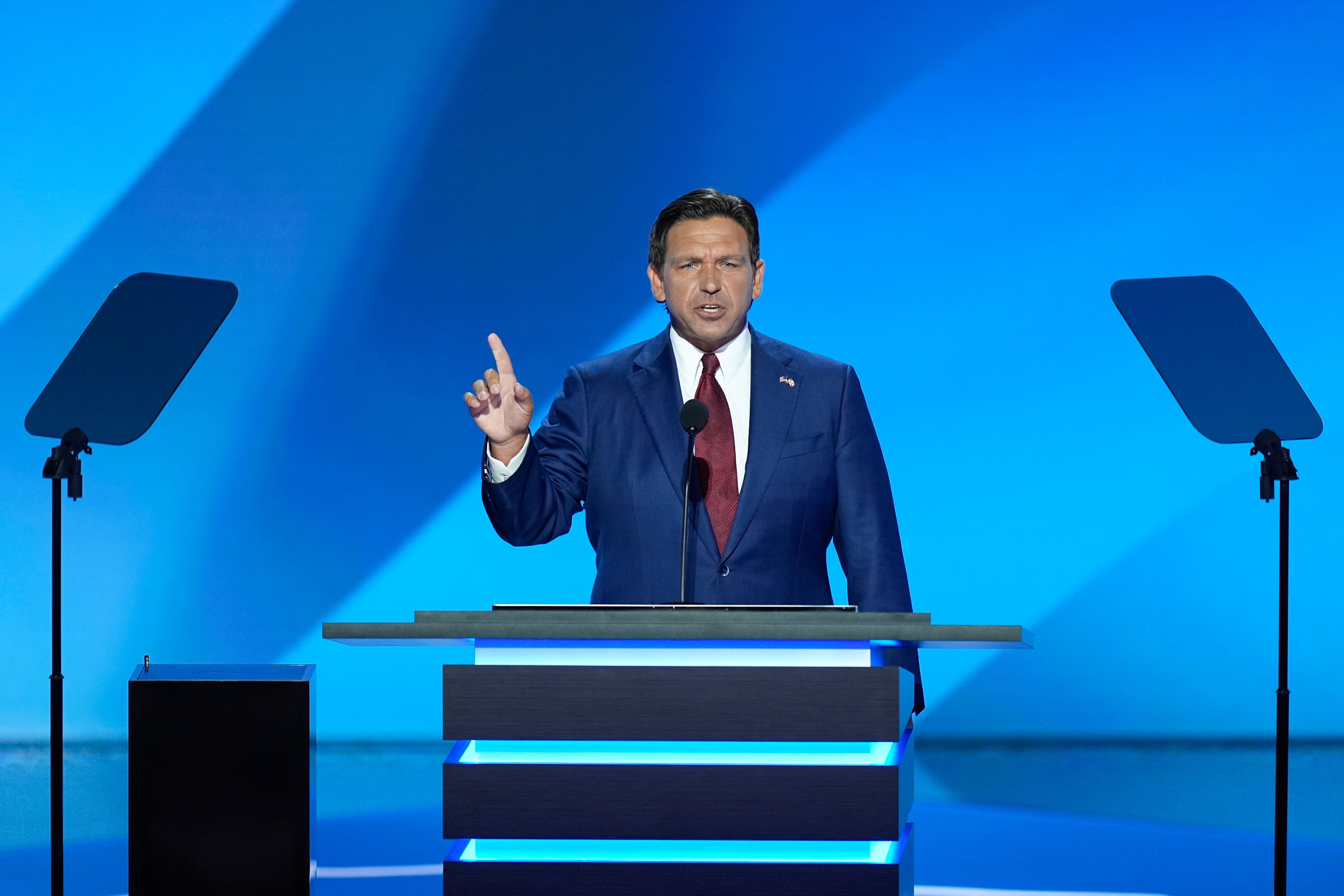 El gobernador Ron DeSantis, republicano por Florida, hablando en el segundo día de la Convención Nacional Republicana el martes 16 de julio de 2024 en Milwaukee.