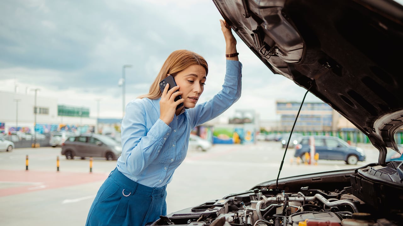 La descarga de la batería de un carro automático puede deberse a varias razones.