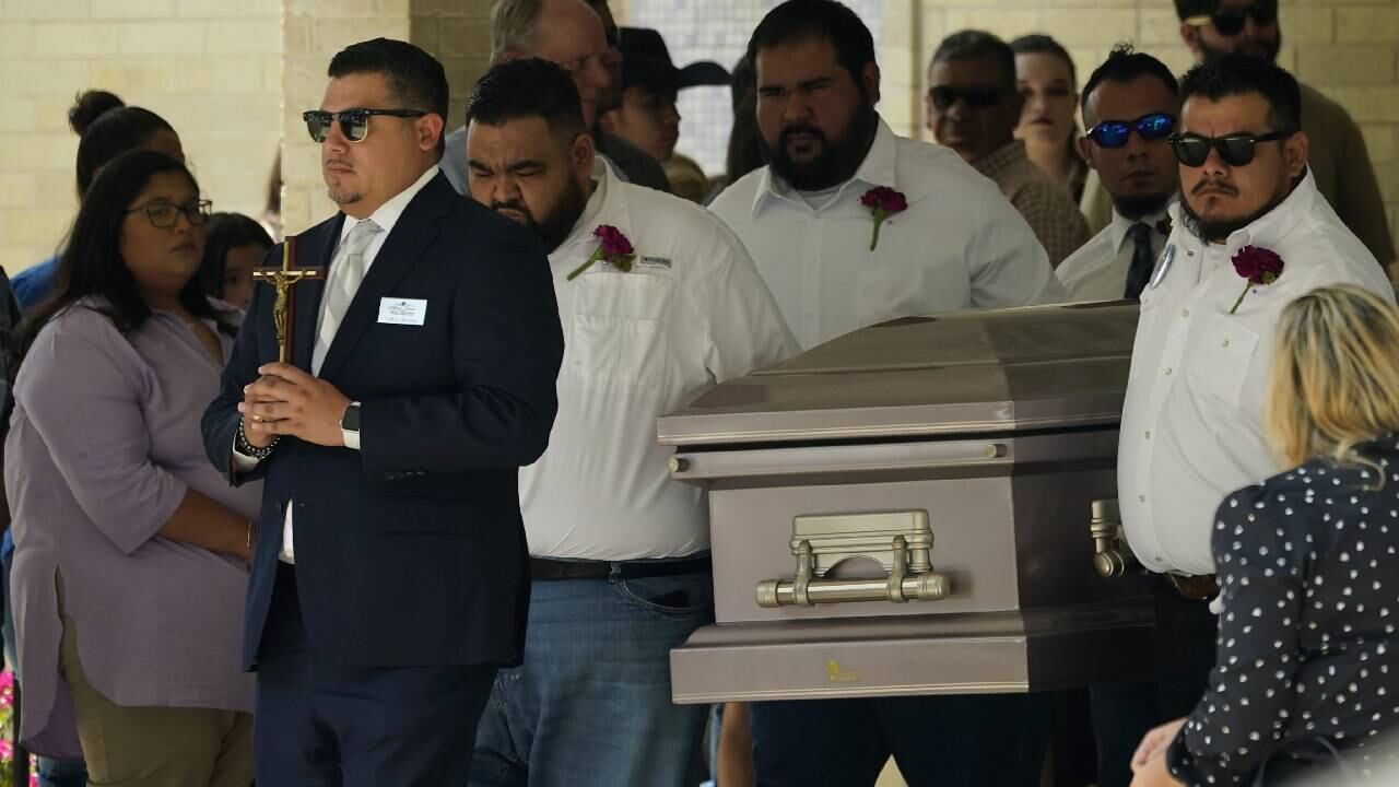 Los portadores del féretro llevan el ataúd de Amerie Jo Garza después de los servicios funerarios en la Iglesia Católica del Sagrado Corazón, el martes 31 de mayo de 2022, en Uvalde, Texas. Garza murió en el tiroteo de la semana pasada en una escuela primaria. Foto: AP/Eric Gay.