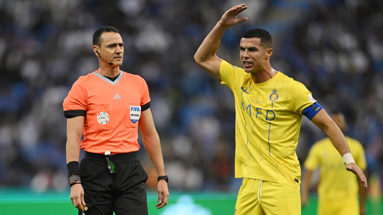 Cristiano Ronaldo discutió las decisiones de Roldán en el reciente clásico entre Al-Nassr y Al-Hilal