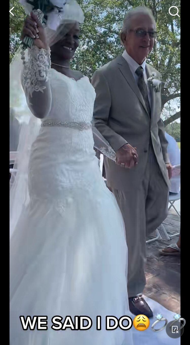 Miracle Pogue y Charles en su matrimonio