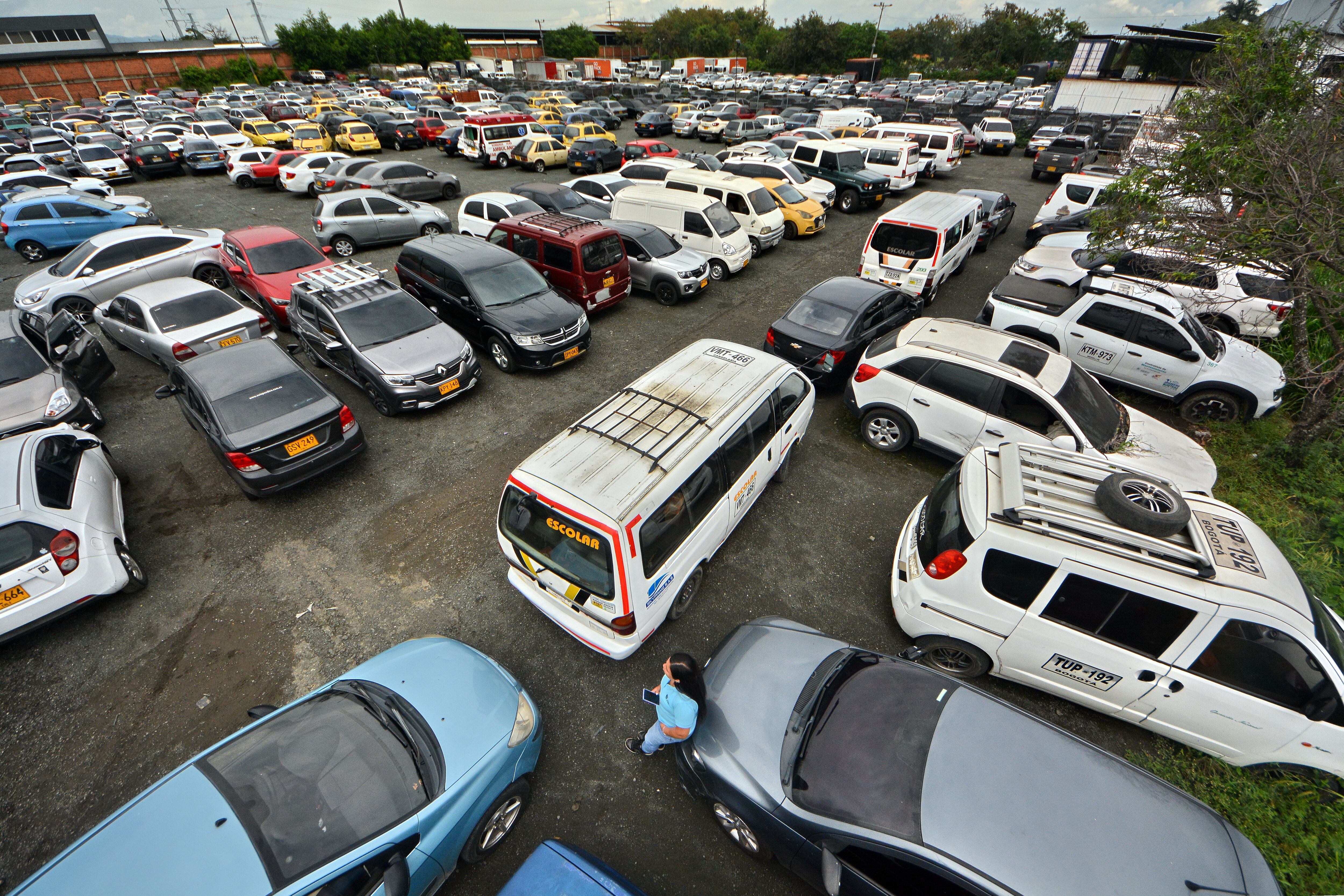 En los patios de tránsito de Cali, se encuentran más de 19 vehículos abandonados, entre motos y carros. Ya no hay espacio para más. 11 de febrero de 2025. Foto Jorge Orozco / El País.