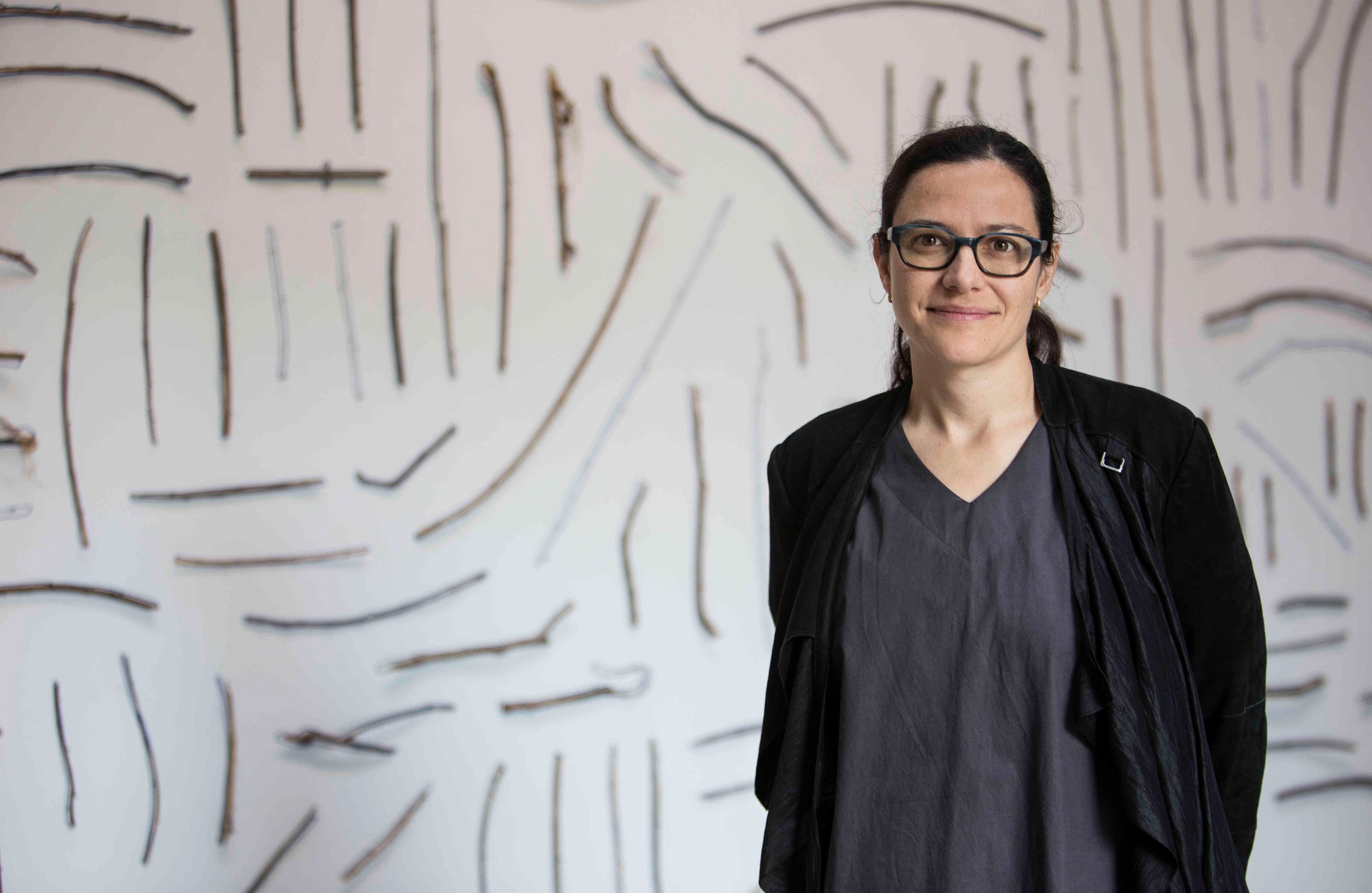 Amalia Pica fue la segunda artista en participar en la residencia artística del Proyecto de Primates de Gashaka, en Nigeria. Esta experiencia da origen a su exposición 'A un brazo de distancia', que también involucra al cineasta Rafael Ortega.