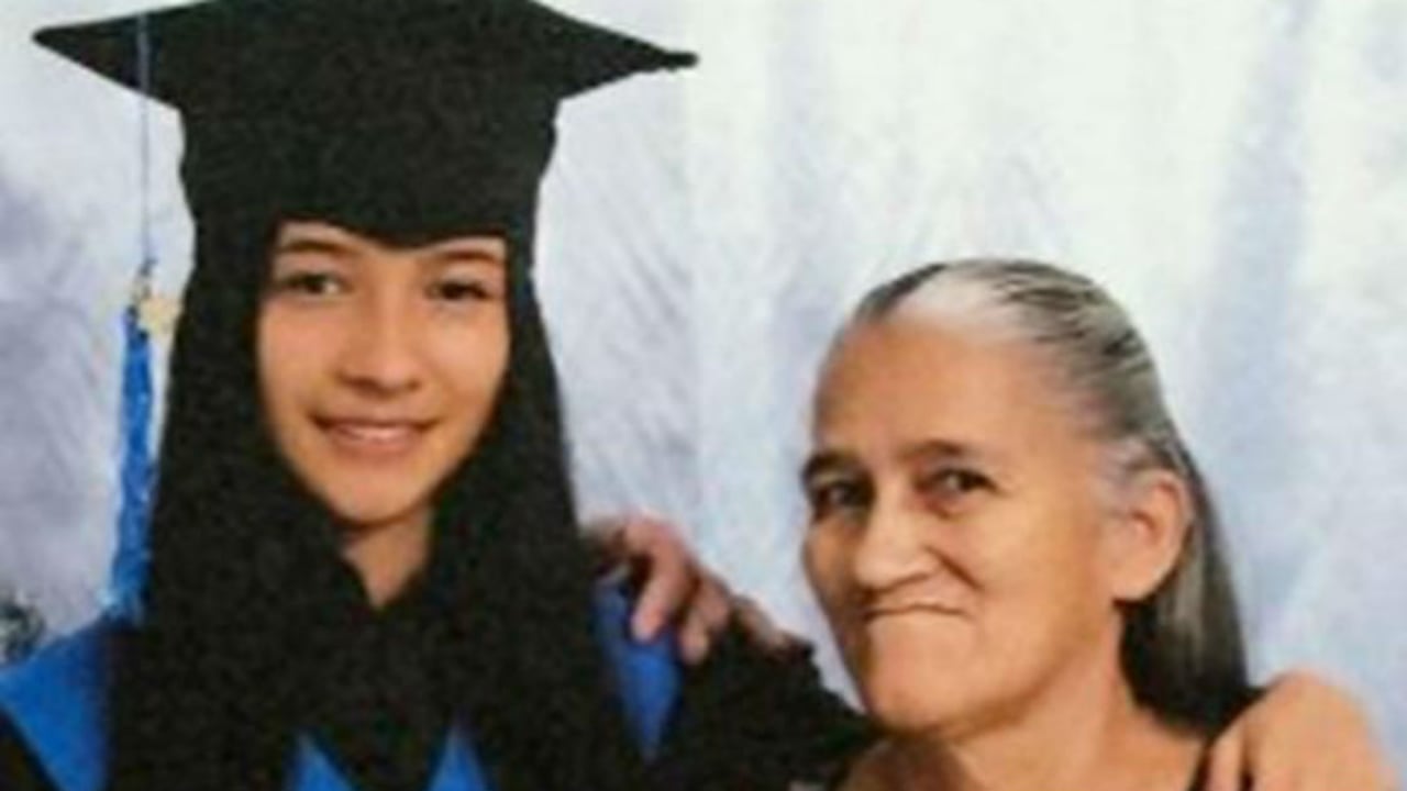 Paula Natalia y su abuela.