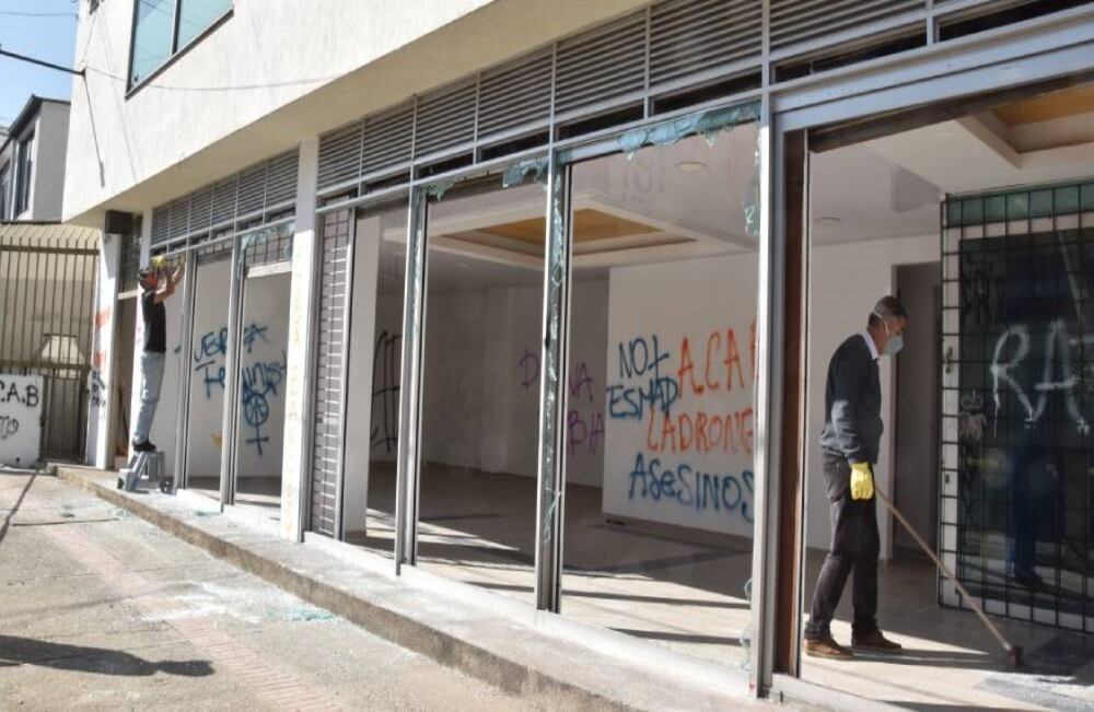 Los comerciantes llegaron esta mañana a recoger los pedazos en sus negocios tras los saqueos y la destrucción de los que fueron víctimas. Alexandra Ruiz / SEMANA. 