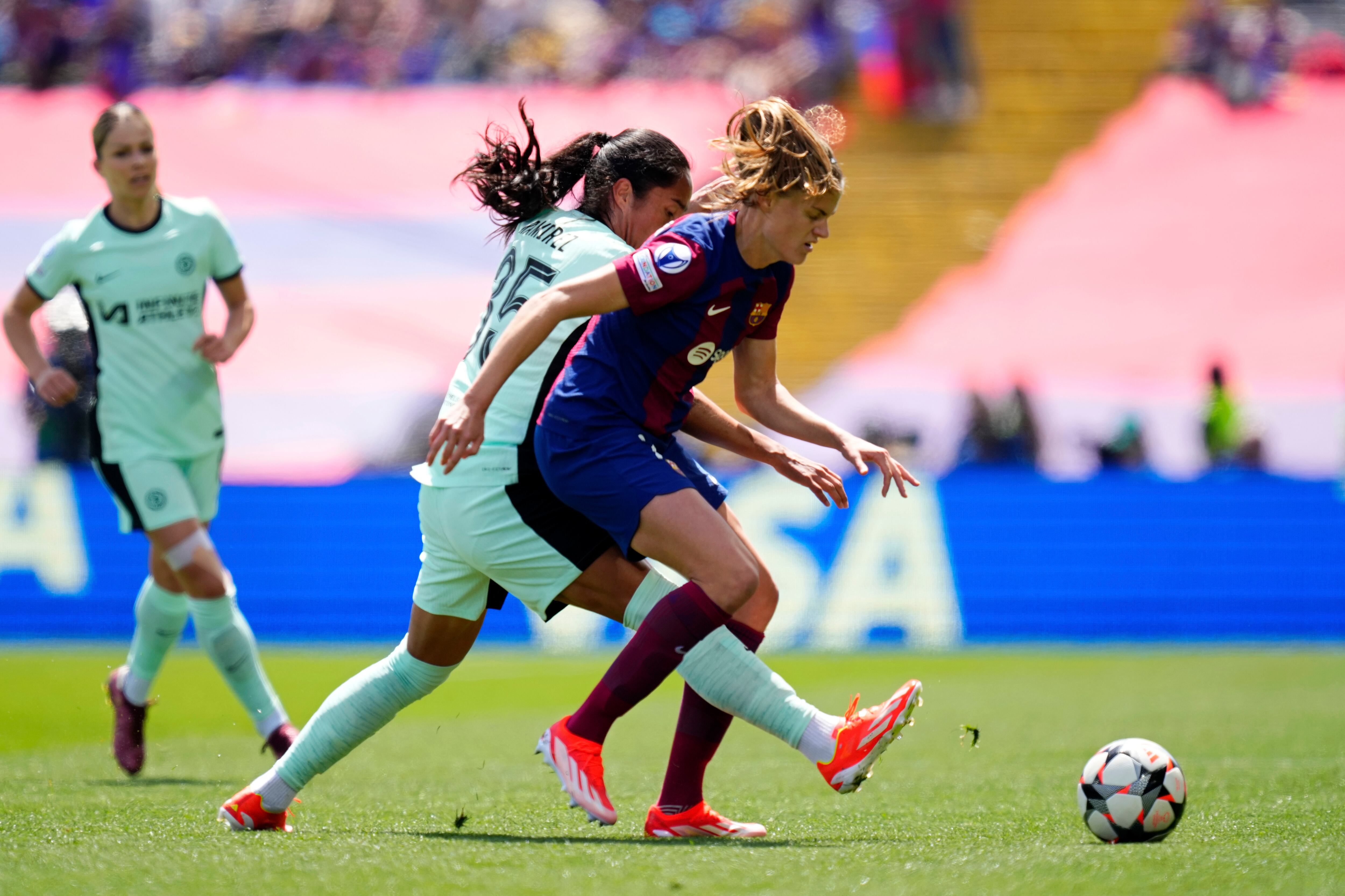Mayra Ramírez, del Chelsea, compite por el balón con Irene Paredes, de Barcelona, a la derecha, durante las semifinales de la Liga de Campeones femenina, primer partido, partido de fútbol entre el FC Barcelona y el Chelsea FC en el Estadio Olímpico de Barcelona, España, el sábado 20 de abril de 2024. ( Foto AP/José Bretón)