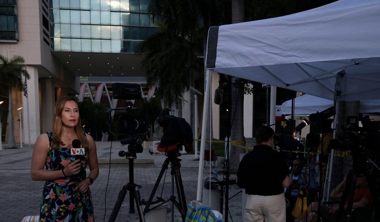 Periodistas esperan poder entrar al juzgado para conocer de primera mano el veredicto.