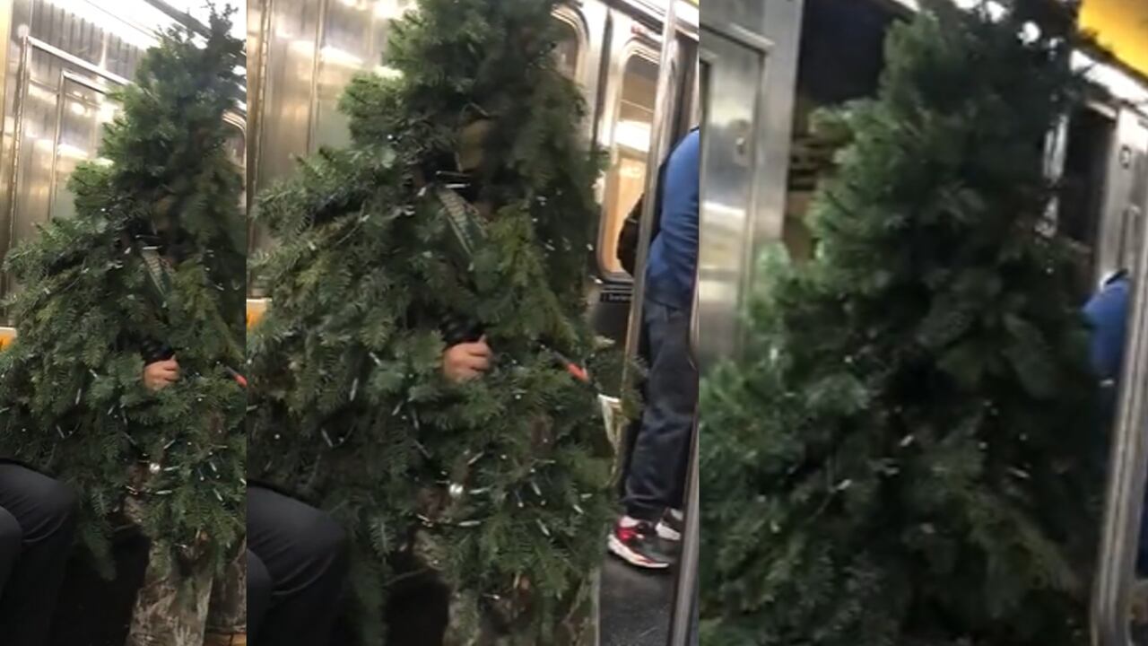 Hombre disfrazado de árbol de Navidad