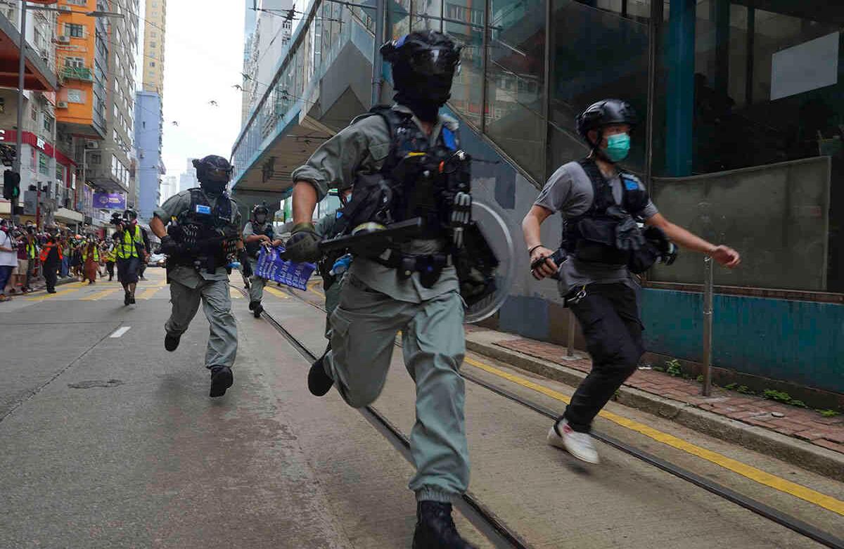 La policía persigue a los manifestantes durante la marcha anual de entrega en Hong Kong, este miércoles. Foto: Vincent Yu/AP