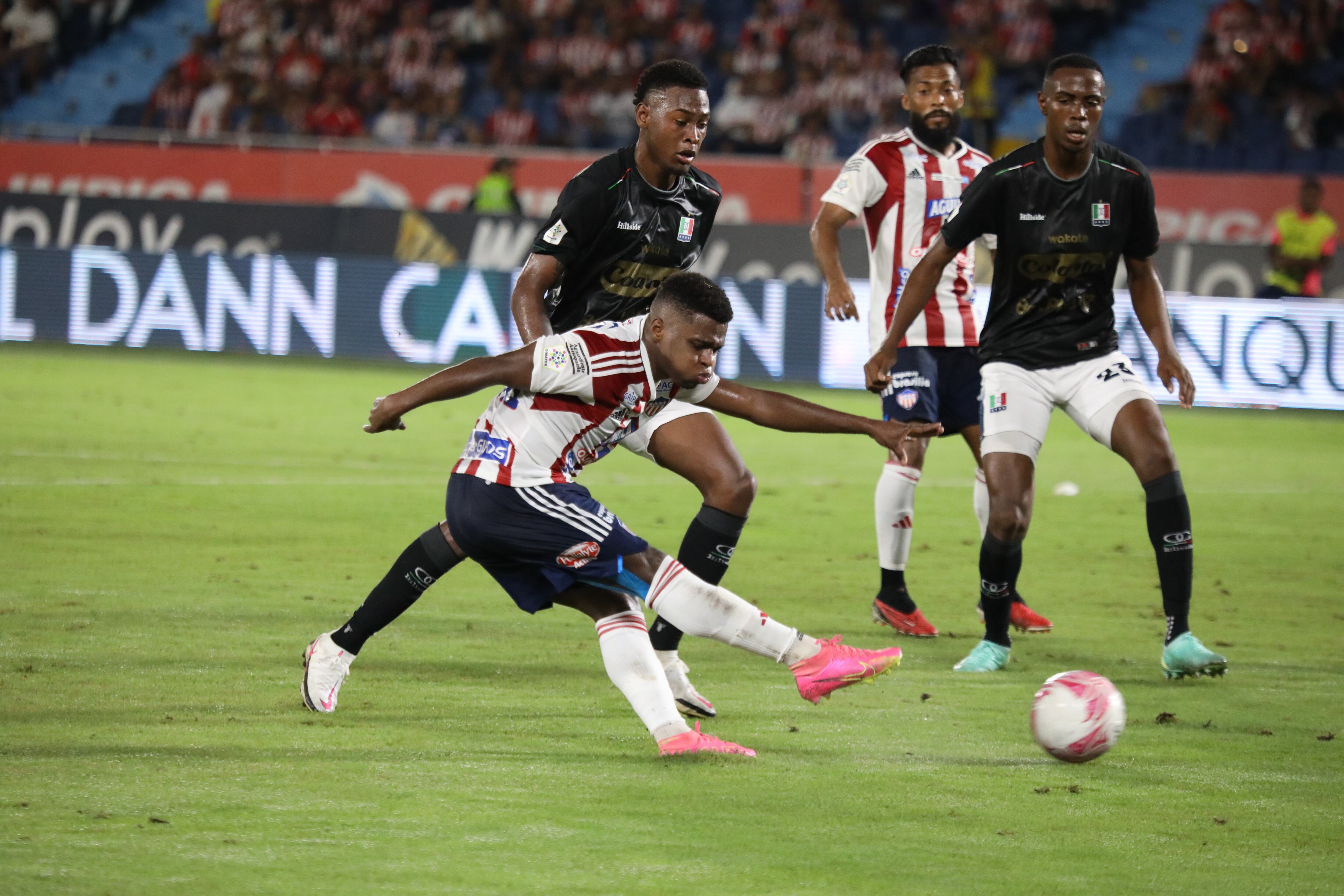 Deiber Caicedo rematando a portería en el partido entre Junior y Once Caldas.