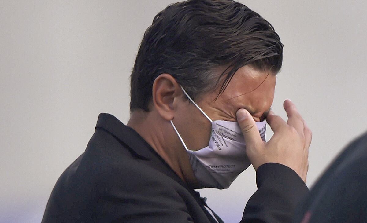 Marcelo Gallardo afectado por los gases lacrimógenos a las afueras del estadio Romelio Martínez