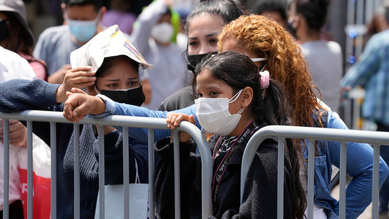 Perú registró en la víspera (martes) el récord de 24.288 casos nuevos de covid, incluyendo a su ministro de Economía, cuando una tercera ola de la pandemia azota al país impulsada por la variante ómicron.
