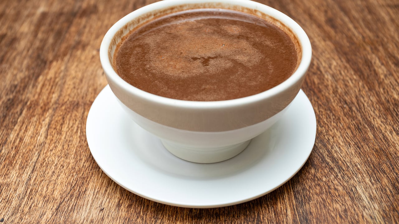 El chocolate es una de las bebidas calientes más tradicionales en los desayunos bogotanos.