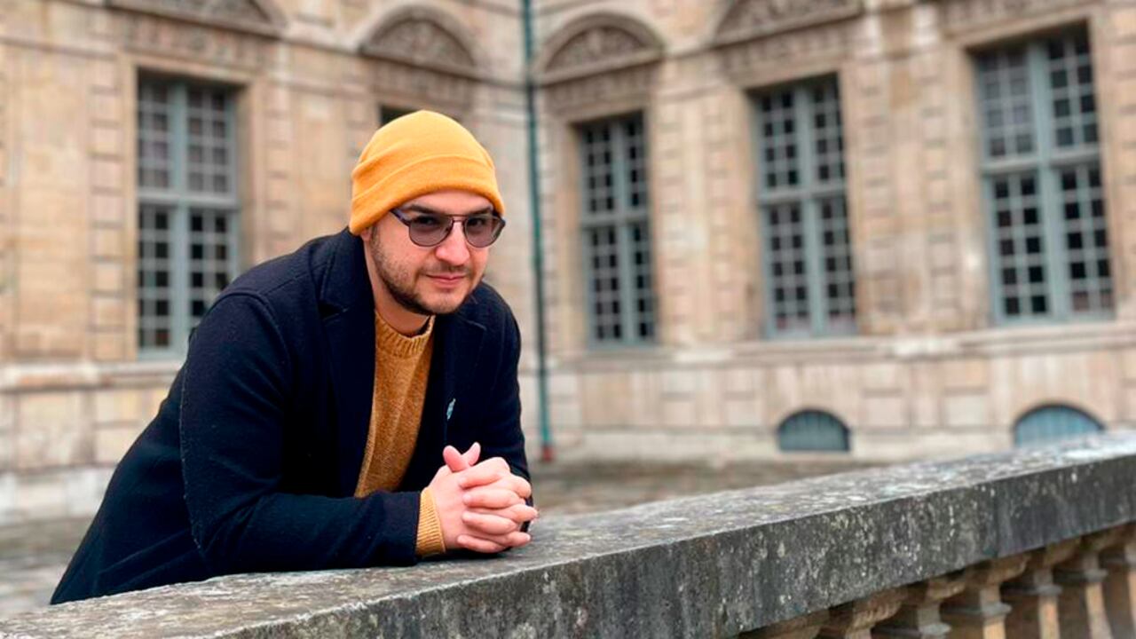 Desde hace una década Jorge S. Restrepo vive en Francia. Ha sido editor literario y traductor de más de treinta libros. Escribe desde su adolescencia, pero su pánico a publicar hizo desaparecer varios manuscritos.