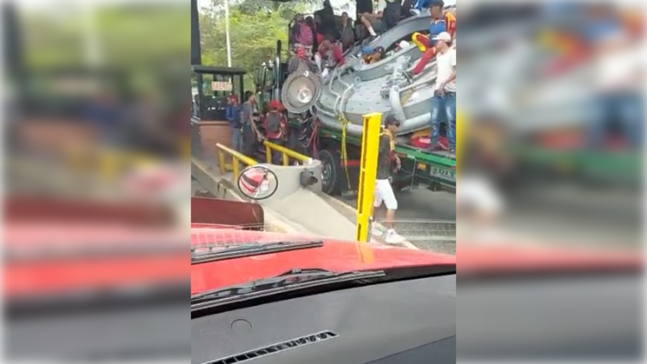 El hecho quedó registrado en un video que rápidamente se hizo viral en redes sociales.