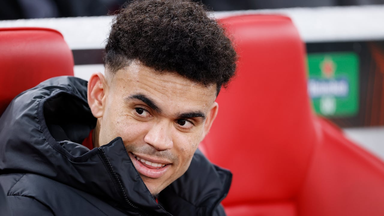 Luis Díaz, sentado en el banquillo del Liverpool.