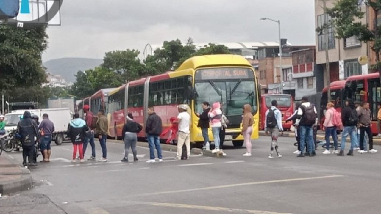 Manifestantes se ubican en la intersección de la Av. Caracas con Av. Primero de Mayo.