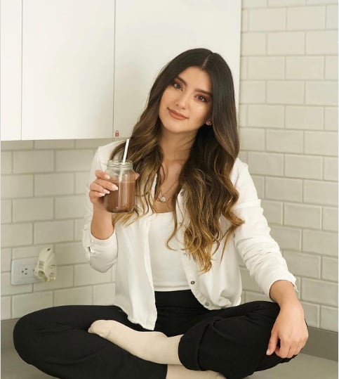 Stephanie Valencia es la nueva periodista de Noticias Caracol.