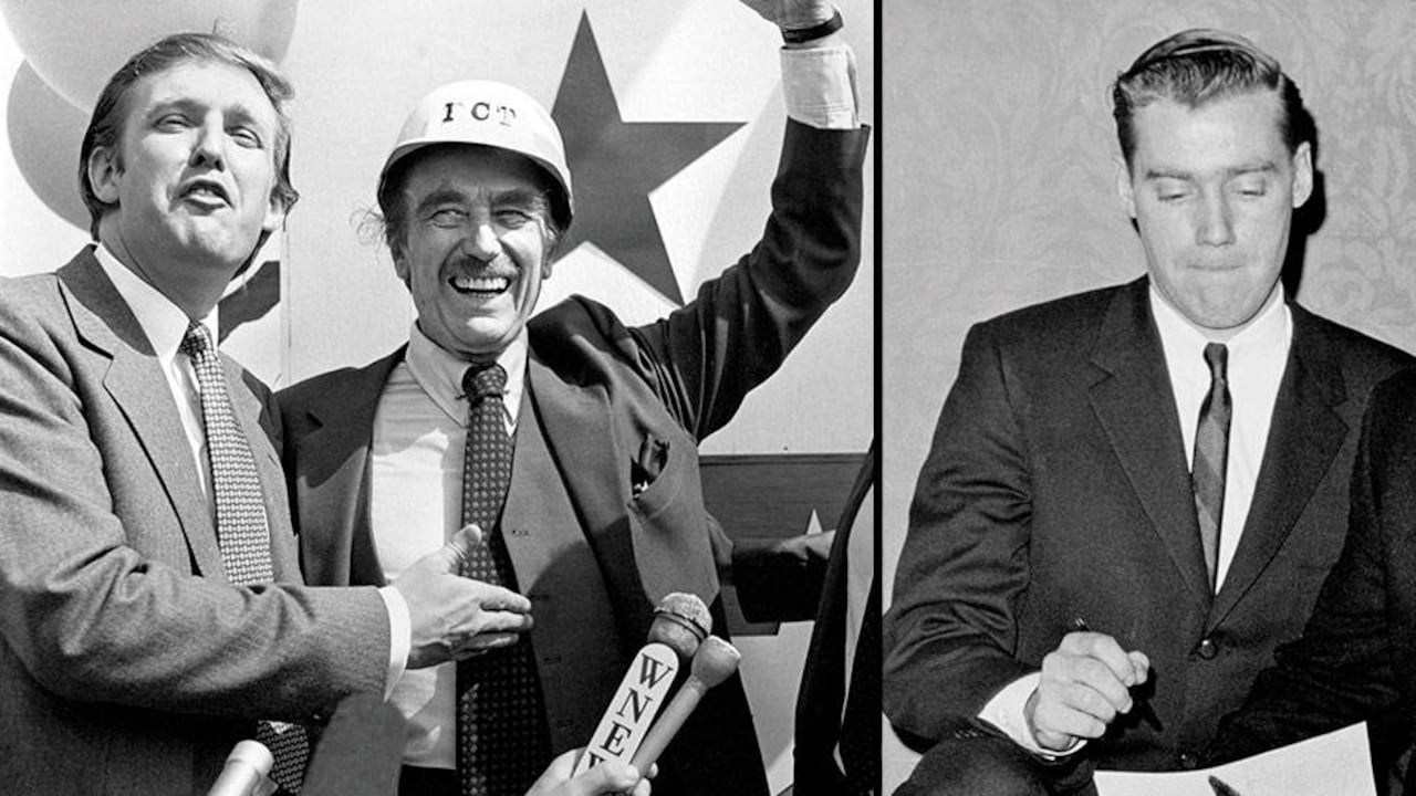 Donald Trump con su padre Fred, quien crio a sus hijos en un ambiente competitivo e intimidante. Esto resultó fatal para Fred Jr., el hermano mayor, quien se volvió alcohólico y murió a los 43 años.
