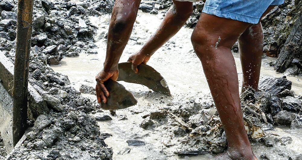    Mineros de Antioquia, Bolívar y Córdoba aseguran que el Gobierno les incumplió la promesa de formalización que les hizo en abril de 2023. Amenazan con salir a paro en cuestión de días.