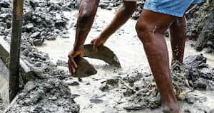 Mineros de Antioquia, Bolívar y Córdoba aseguran que el Gobierno les incumplió la promesa de formalización que les hizo en abril de 2023. Amenazan con salir a paro en cuestión de días.