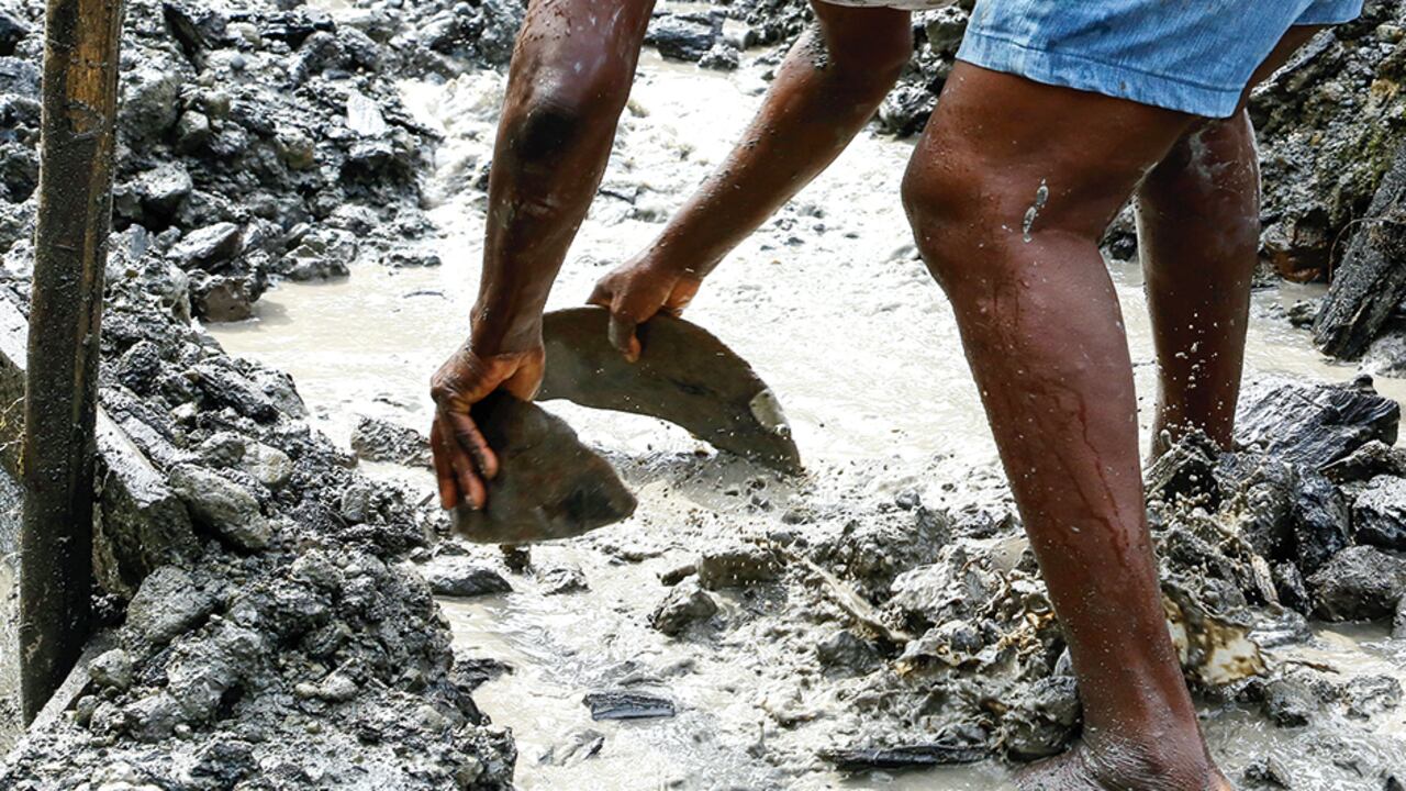 Mineros de Antioquia, Bolívar y Córdoba aseguran que el Gobierno les incumplió la promesa de formalización que les hizo en abril de 2023. Amenazan con salir a paro en cuestión de días.