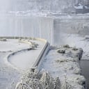 Las cataratas del Niágara se encuentran parcialmente congeladas, cambiando radicalmente el paisaje.
