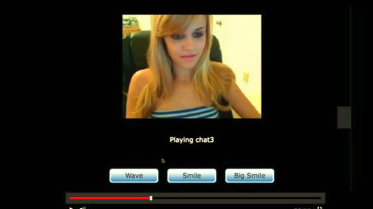 Cualquiera puede activar las acciones pregrabadas del video de una mujer. Aquí, las opciones son "Saludar", "Sonreír" o "Sonreír mucho".