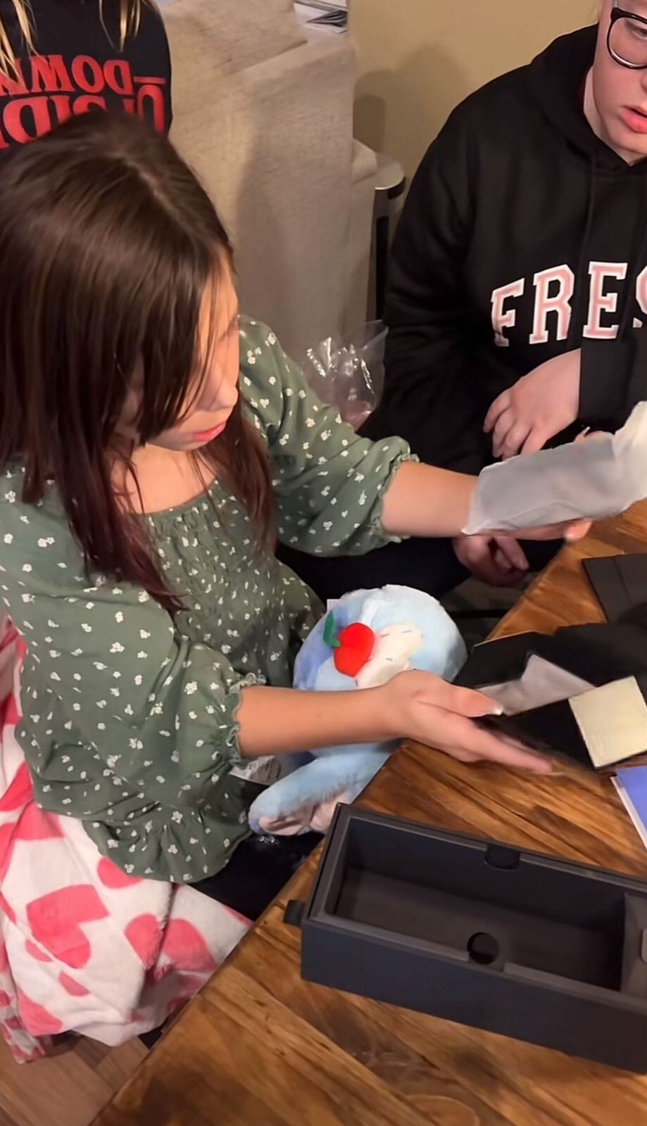 La niña recibió las gafas como regalo de cumpleaños