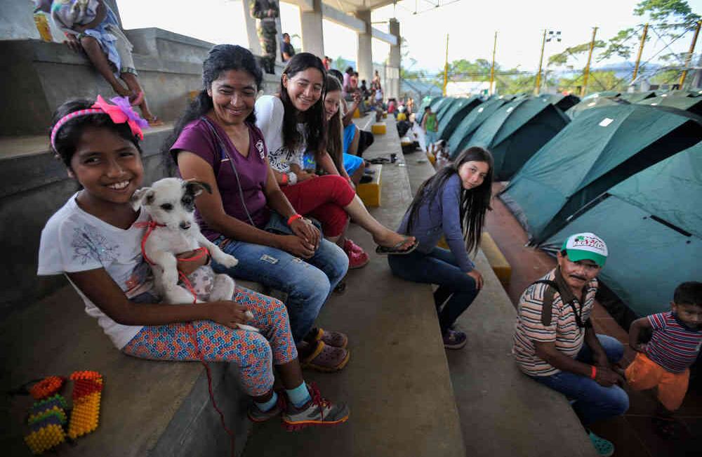 La señora Floralba Díaz  y su hija Ángela Méndez, quien carga su mascota, sonríen el viernes 7 de abril de 2017, en el albergue del ITP —Instituto Tecnológico del Putumayo—, en Mocoa. Ellas son desplazada por el conflicto armado y ahora nuevamente por la furia de la naturaleza,  luego que la noche del 31 de marzo una avalancha provocada por el desbordamiento de los ríos Mocoa, Mulato y Sangoyaco arrasó con todo lo que encontró a su paso. Foto: Carlos Julio Martínez / Enviado Especial de Semana
