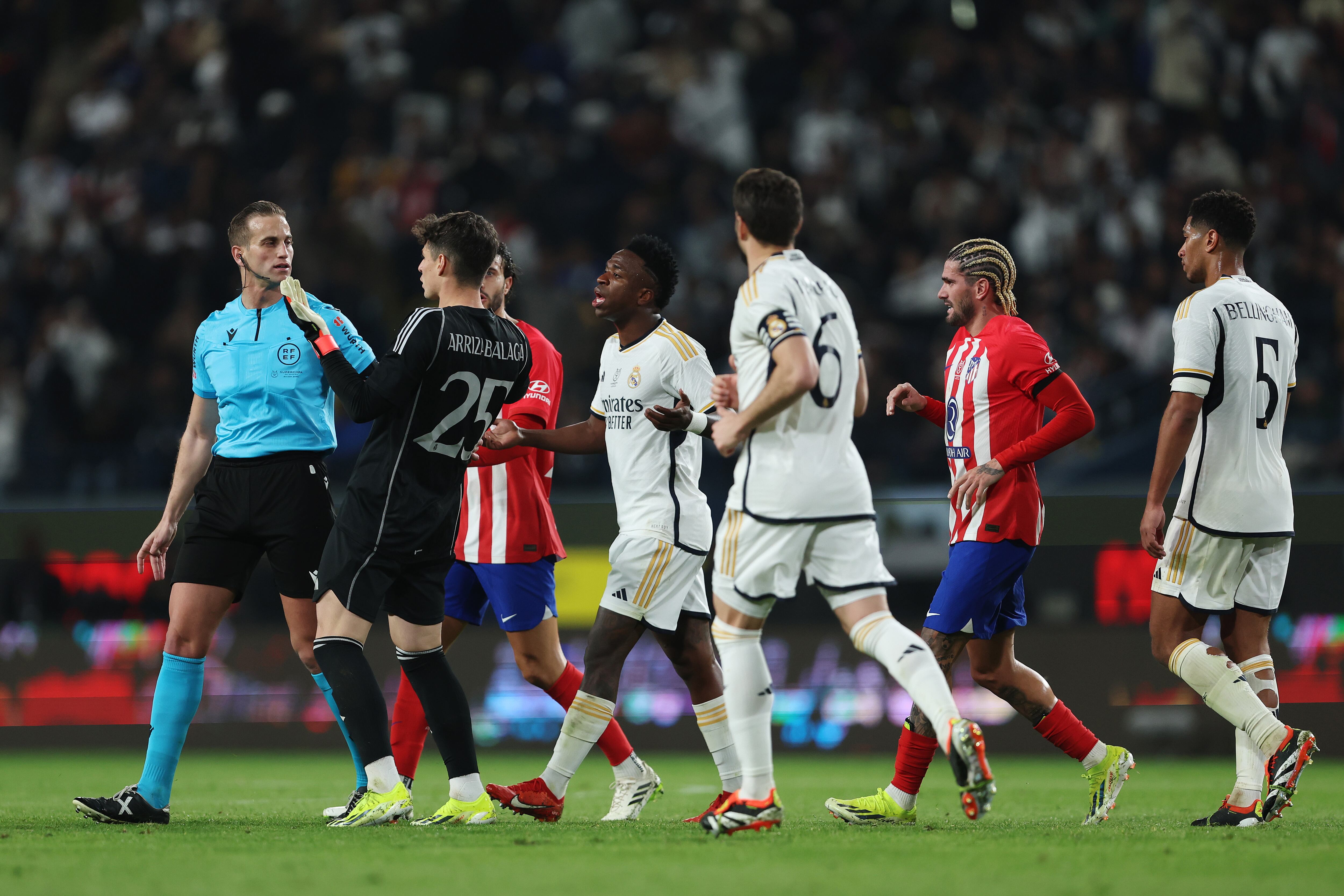 Kepa Arrizabalaga, del Real Madrid, habla con el árbitro del partido Javier Alberola Rojas durante el partido de semifinales de la Supercopa de España entre el Real Madrid CF y el Atlético de Madrid disputado en el Al-Awwal Park el 10 de enero de 2024 en Riad, Arabia Saudí.