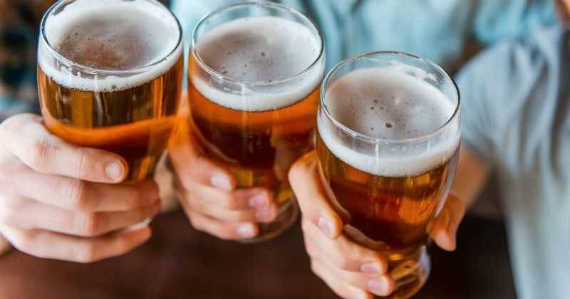 La cerveza es una de las bebidas más populares y conocidas en Colombia.